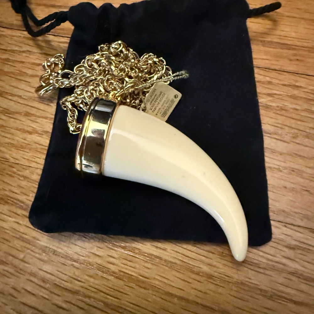 NWT ESTEE LAUDER CORNICELLO TUSK COMPACT NECKLACE